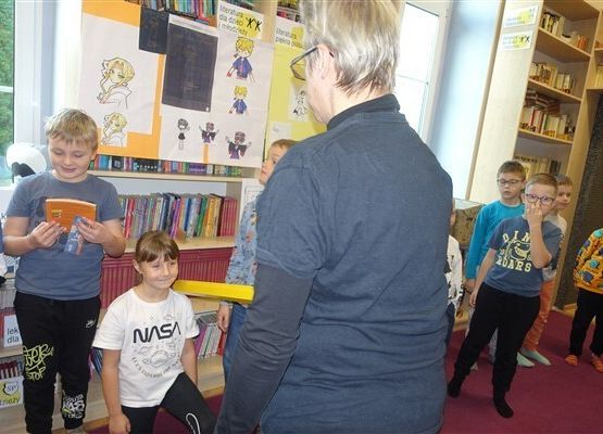 Grafika 26: Uroczystość pasowania uczniów klas pierwszych na czytelników Biblioteki Szkolnej w Wicku