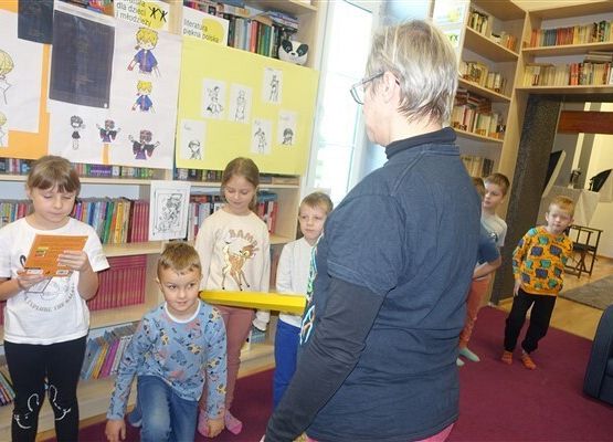 Grafika 27: Uroczystość pasowania uczniów klas pierwszych na czytelników Biblioteki Szkolnej w Wicku