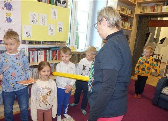 Grafika 28: Uroczystość pasowania uczniów klas pierwszych na czytelników Biblioteki Szkolnej w Wicku