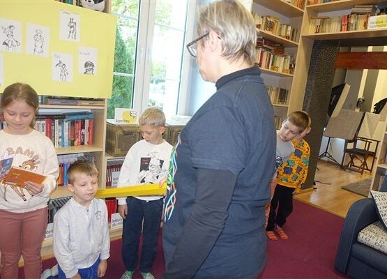 Grafika 29: Uroczystość pasowania uczniów klas pierwszych na czytelników Biblioteki Szkolnej w Wicku