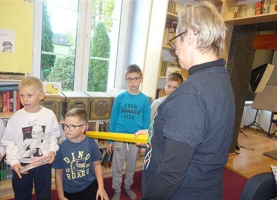 Grafika 31: Uroczystość pasowania uczniów klas pierwszych na czytelników Biblioteki Szkolnej w Wicku