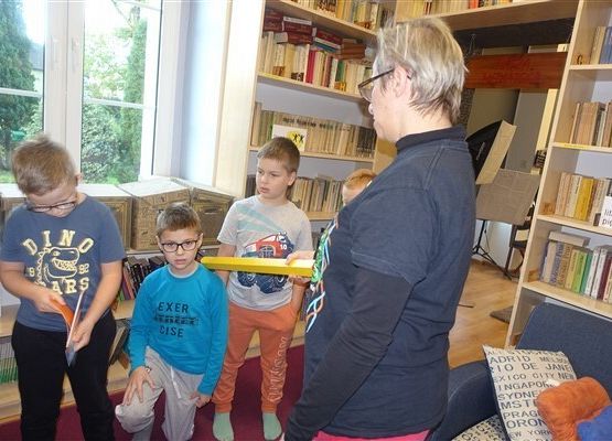 Grafika 32: Uroczystość pasowania uczniów klas pierwszych na czytelników Biblioteki Szkolnej w Wicku