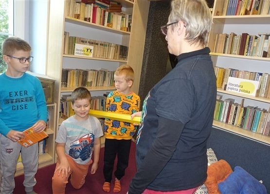 Grafika 33: Uroczystość pasowania uczniów klas pierwszych na czytelników Biblioteki Szkolnej w Wicku