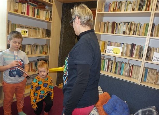 Grafika 34: Uroczystość pasowania uczniów klas pierwszych na czytelników Biblioteki Szkolnej w Wicku