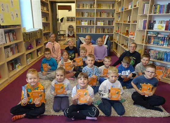 Grafika 35: Uroczystość pasowania uczniów klas pierwszych na czytelników Biblioteki Szkolnej w Wicku