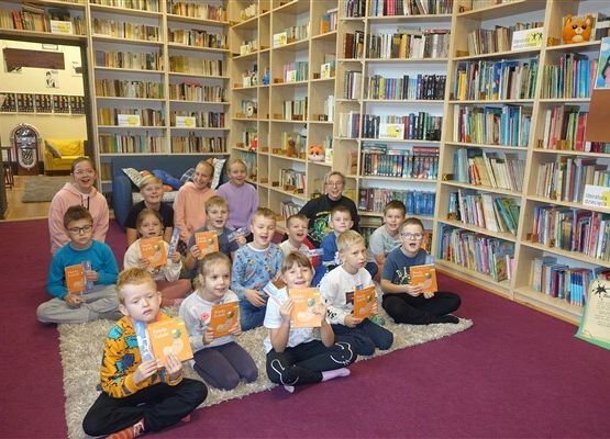 Grafika 36: Uroczystość pasowania uczniów klas pierwszych na czytelników Biblioteki Szkolnej w Wicku