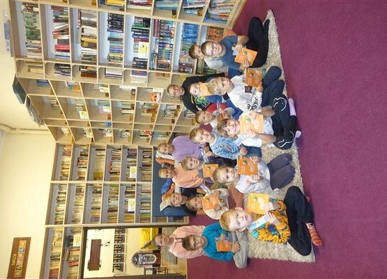 Grafika 37: Uroczystość pasowania uczniów klas pierwszych na czytelników Biblioteki Szkolnej w Wicku