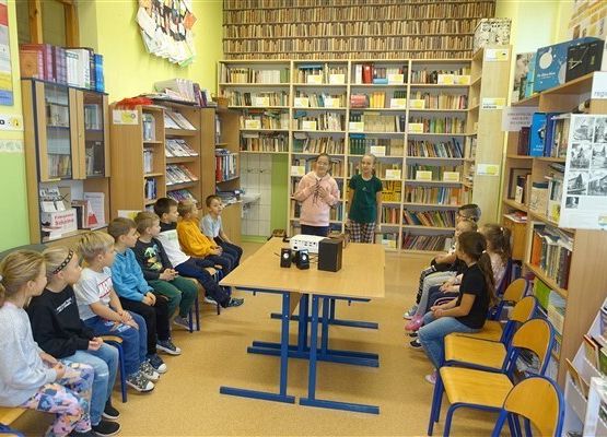 Grafika 38: Uroczystość pasowania uczniów klas pierwszych na czytelników Biblioteki Szkolnej w Wicku