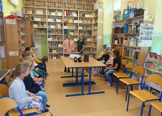 Grafika 39: Uroczystość pasowania uczniów klas pierwszych na czytelników Biblioteki Szkolnej w Wicku
