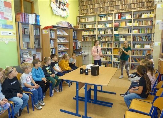 Grafika 40: Uroczystość pasowania uczniów klas pierwszych na czytelników Biblioteki Szkolnej w Wicku