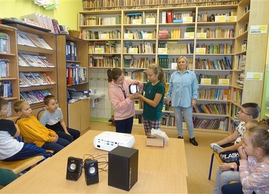 Grafika 41: Uroczystość pasowania uczniów klas pierwszych na czytelników Biblioteki Szkolnej w Wicku