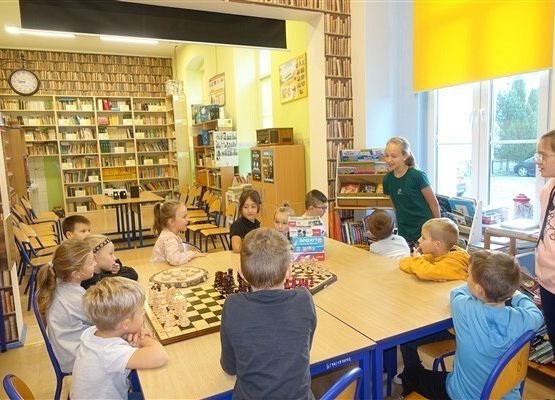 Grafika 42: Uroczystość pasowania uczniów klas pierwszych na czytelników Biblioteki Szkolnej w Wicku