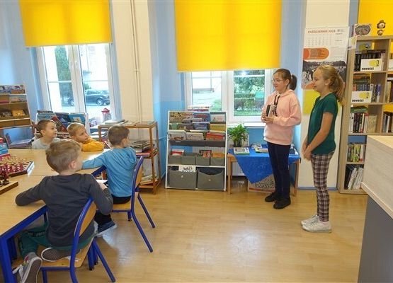 Grafika 44: Uroczystość pasowania uczniów klas pierwszych na czytelników Biblioteki Szkolnej w Wicku