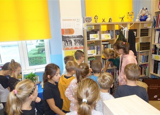 Grafika 45: Uroczystość pasowania uczniów klas pierwszych na czytelników Biblioteki Szkolnej w Wicku