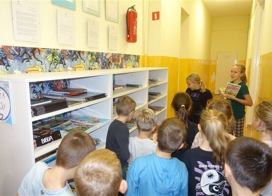 Grafika 46: Uroczystość pasowania uczniów klas pierwszych na czytelników Biblioteki Szkolnej w Wicku