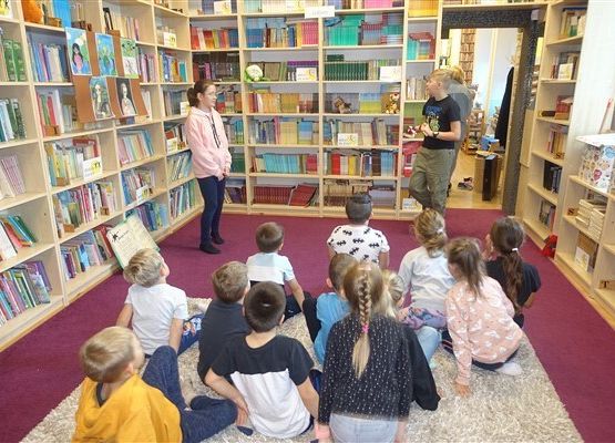 Grafika 49: Uroczystość pasowania uczniów klas pierwszych na czytelników Biblioteki Szkolnej w Wicku