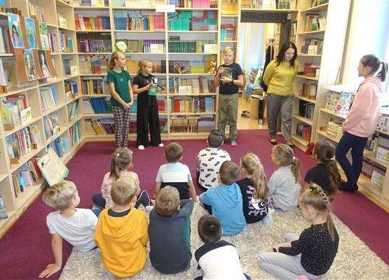 Grafika 50: Uroczystość pasowania uczniów klas pierwszych na czytelników Biblioteki Szkolnej w Wicku
