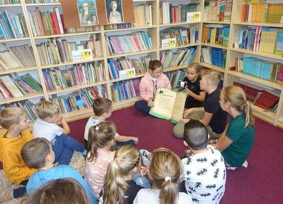Grafika 52: Uroczystość pasowania uczniów klas pierwszych na czytelników Biblioteki Szkolnej w Wicku