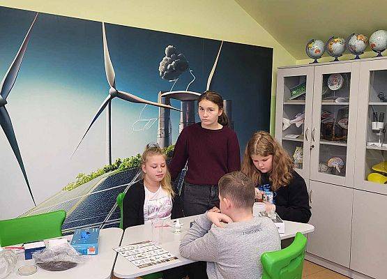 Grafika 15: Fotorelacja z warsztatów dla uczniów Szkół Podstawowych w Szczenurzy, Maszewku i Wicku „Ekoenergetyczni - Odnawialne Źródła Energii” w ramach Festiwalu Energii