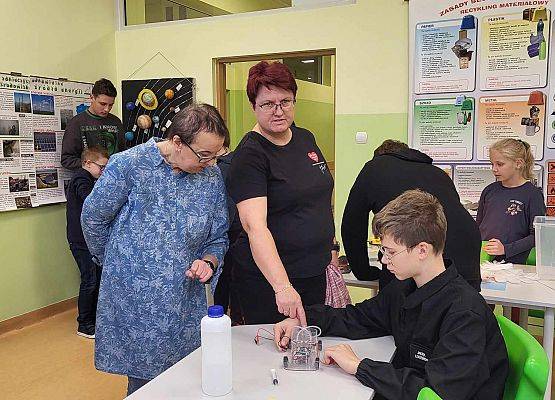 Grafika 24: Fotorelacja z warsztatów dla uczniów Szkół Podstawowych w Szczenurzy, Maszewku i Wicku „Ekoenergetyczni - Odnawialne Źródła Energii” w ramach Festiwalu Energii