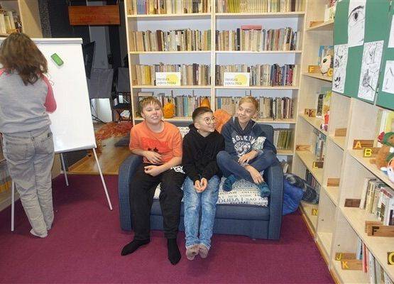 Grafika 1: Październikowe spotkanie członków Dyskusyjnego Klubu Książki w Bibliotece Szkolnej w Wicku