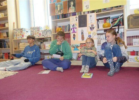 Grafika 6: Październikowe spotkanie członków Dyskusyjnego Klubu Książki w Bibliotece Szkolnej w Wicku