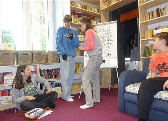 Grafika 7: Październikowe spotkanie członków Dyskusyjnego Klubu Książki w Bibliotece Szkolnej w Wicku