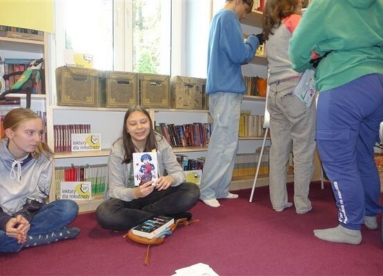 Grafika 9: Październikowe spotkanie członków Dyskusyjnego Klubu Książki w Bibliotece Szkolnej w Wicku