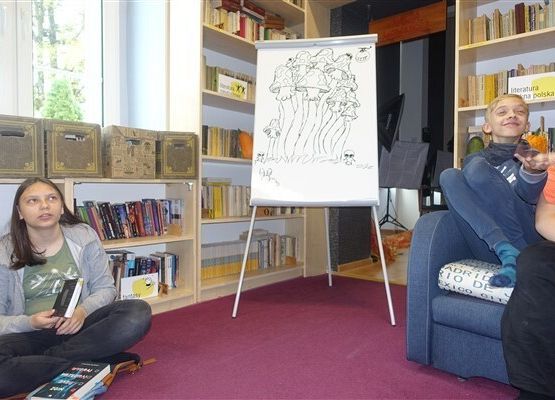 Grafika 10: Październikowe spotkanie członków Dyskusyjnego Klubu Książki w Bibliotece Szkolnej w Wicku
