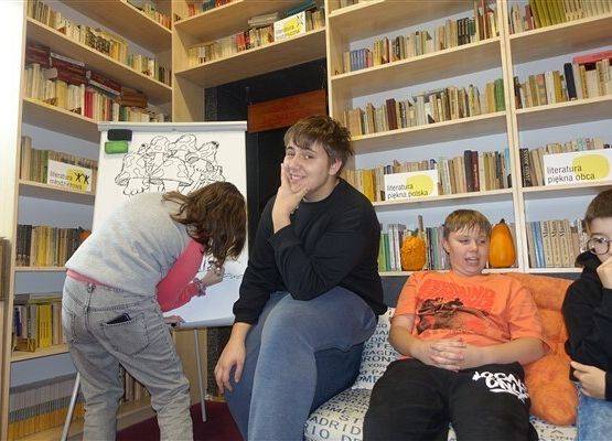 Grafika 11: Październikowe spotkanie członków Dyskusyjnego Klubu Książki w Bibliotece Szkolnej w Wicku