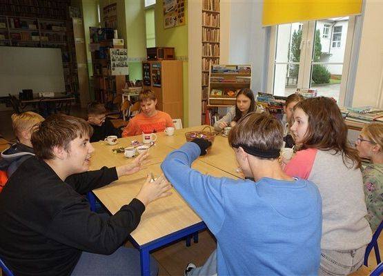 Grafika 15: Październikowe spotkanie członków Dyskusyjnego Klubu Książki w Bibliotece Szkolnej w Wicku