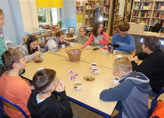 Grafika 16: Październikowe spotkanie członków Dyskusyjnego Klubu Książki w Bibliotece Szkolnej w Wicku