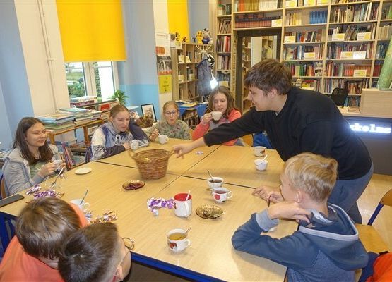 Grafika 17: Październikowe spotkanie członków Dyskusyjnego Klubu Książki w Bibliotece Szkolnej w Wicku