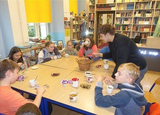Grafika 18: Październikowe spotkanie członków Dyskusyjnego Klubu Książki w Bibliotece Szkolnej w Wicku