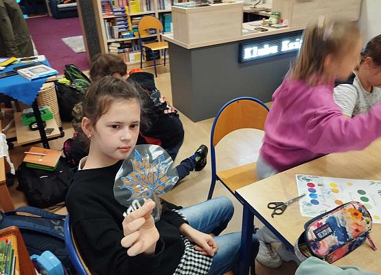 Grafika 1: "Skąd wiadomo, że jesień rozsiadła się w lesie? Cykle i zmiany w przyrodzie" - warsztaty przyrodnicze z czwartoklasistami