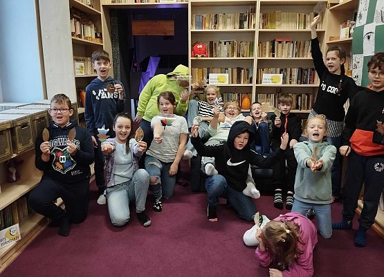 Grafika 4: "Skąd wiadomo, że jesień rozsiadła się w lesie? Cykle i zmiany w przyrodzie" - warsztaty przyrodnicze z czwartoklasistami