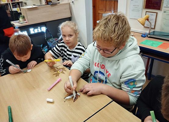 Grafika 5: "Skąd wiadomo, że jesień rozsiadła się w lesie? Cykle i zmiany w przyrodzie" - warsztaty przyrodnicze z czwartoklasistami