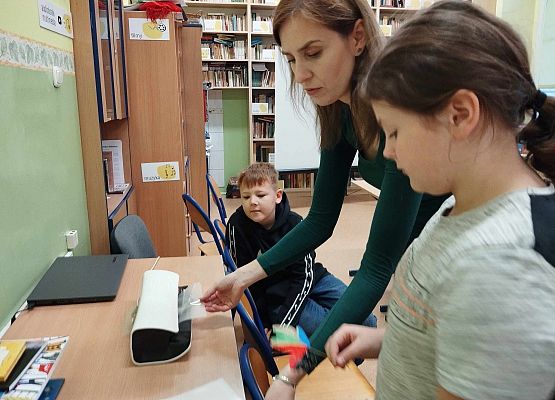 Grafika 7: "Skąd wiadomo, że jesień rozsiadła się w lesie? Cykle i zmiany w przyrodzie" - warsztaty przyrodnicze z czwartoklasistami