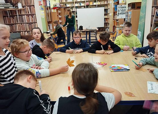 Grafika 8: "Skąd wiadomo, że jesień rozsiadła się w lesie? Cykle i zmiany w przyrodzie" - warsztaty przyrodnicze z czwartoklasistami