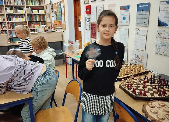 Grafika 10: "Skąd wiadomo, że jesień rozsiadła się w lesie? Cykle i zmiany w przyrodzie" - warsztaty przyrodnicze z czwartoklasistami