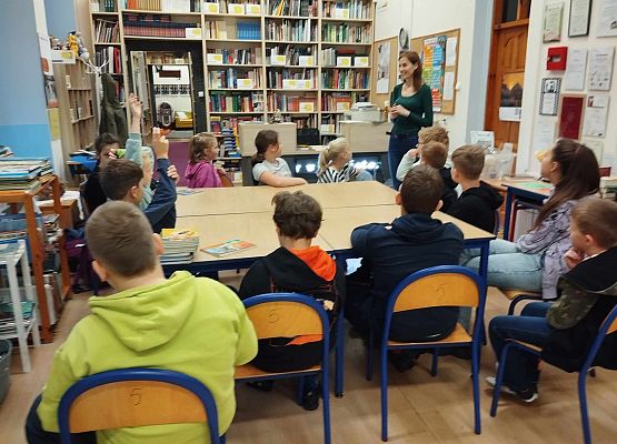 Grafika 11: "Skąd wiadomo, że jesień rozsiadła się w lesie? Cykle i zmiany w przyrodzie" - warsztaty przyrodnicze z czwartoklasistami