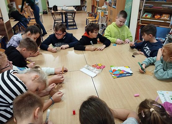 Grafika 12: "Skąd wiadomo, że jesień rozsiadła się w lesie? Cykle i zmiany w przyrodzie" - warsztaty przyrodnicze z czwartoklasistami