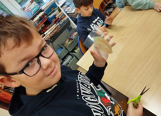 Grafika 16: "Skąd wiadomo, że jesień rozsiadła się w lesie? Cykle i zmiany w przyrodzie" - warsztaty przyrodnicze z czwartoklasistami