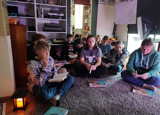 Grafika 2: Klasa siódma czytała swoją lekturę "Dziady" cz.II w Bibliotece Szkolnej w Wicku