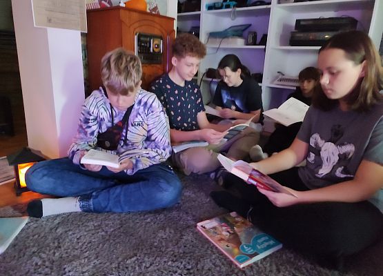 Grafika 3: Klasa siódma czytała swoją lekturę "Dziady" cz.II w Bibliotece Szkolnej w Wicku