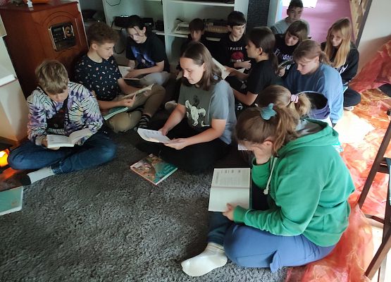 Grafika 5: Klasa siódma czytała swoją lekturę "Dziady" cz.II w Bibliotece Szkolnej w Wicku