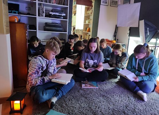 Grafika 6: Klasa siódma czytała swoją lekturę "Dziady" cz.II w Bibliotece Szkolnej w Wicku