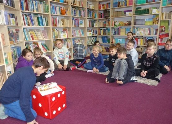 Grafika 2: Zaduszki Literackie dla klas starszych SP Wicko w bibliotece szkolnej