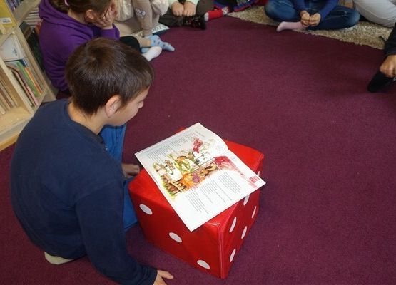 Grafika 1: Zaduszki Literackie dla klas starszych SP Wicko w bibliotece szkolnej