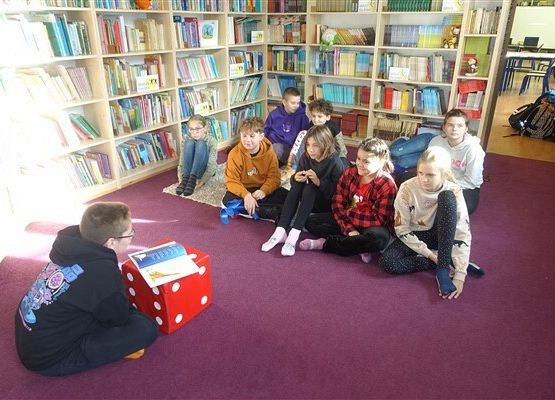 Grafika 4: Zaduszki Literackie dla klas starszych SP Wicko w bibliotece szkolnej